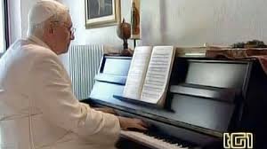 El papa emérito Benedicto XVI está muy bien, toca el piano ...